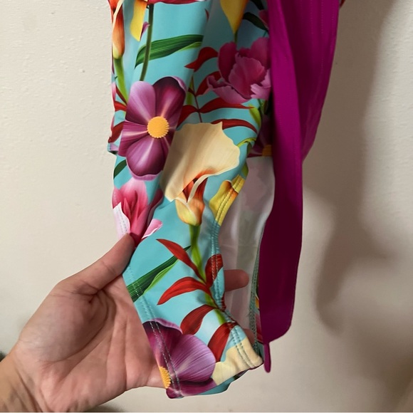 Deep V Ruffled swimsuit - Picture 6 of 8